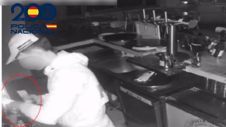 El detenido en el momento en el que robó la mochila en un bar del Casco Viejo de Pamplona