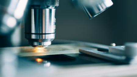 Un microscopio en un laboratorio