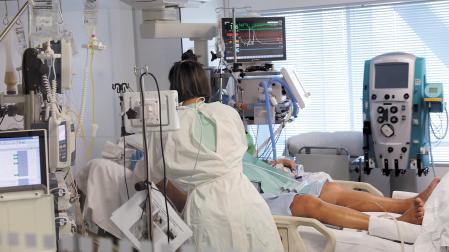 Una persona atendida en la UCI del HUN por covid durante la pandemia