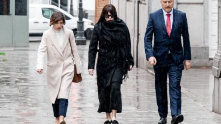La expareja de Ábalos, Jéssica Rodríguez, en el centro, a su llegada al Tribunal Supremo el pasado 27 de febrero
