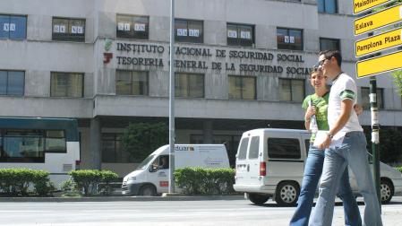 Fachada de la sede de la Tesorería General de la Seguridad Social en Pamplona