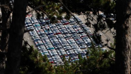 Campa de almacenamiento de coches nuevos en las instalaciones de Volkswagen Navarra