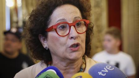 La consejera de Derechos Sociales, Carmen Maeztu, atiende a los medios este martes en el Palacio de Navarra