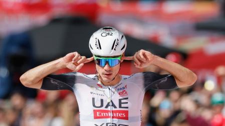 El ciclista español del Emirates UAE Juan Ayuso celebra su victoria en la séptima etapa de la Vuelta Ciclista a España