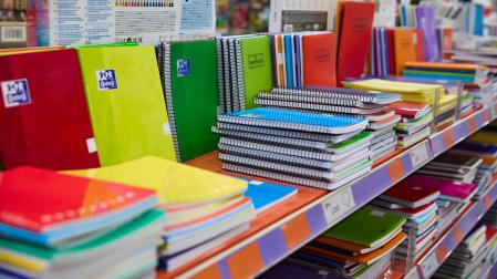 Pilas de cuadernos en una papelería para la vuelta al cole