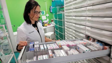 Una farmacéutica busca un medicamento