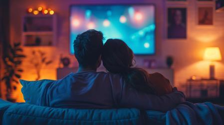 Una pareja viendo una serie en la televisión