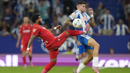 Valentin Rosier y Edu Expósito, en el partido Osasuna-Espanyol