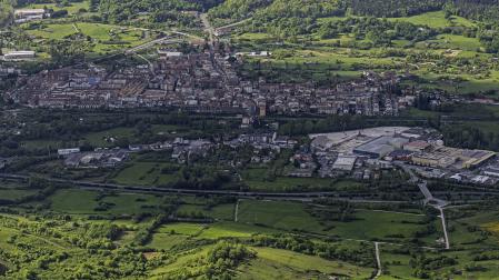 Panorámica del centro urbano de Alsasua desde la sierra de Urbasa.