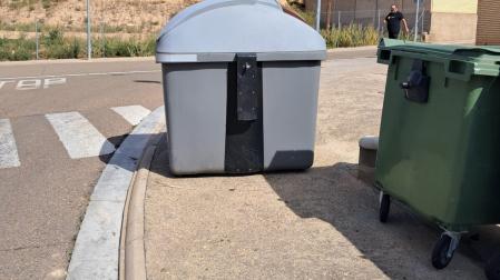 En Cascante, los de recogida de basuras dejan el contenedor como les viene bien