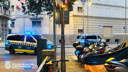 Imagen de dos patrullas de Policía Municipal en el Casco Viejo de Pamplona