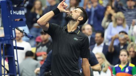 Novak Djokovic celebra su victoria sobre Taylor Fritz en el Abierto de EE UU /
