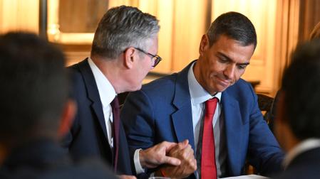 El presidente del Gobierno español, Pedro Sánchez, y el primer ministro británico, Keir Starmer, durante la firma de un Marco Bilateral Estratégico
