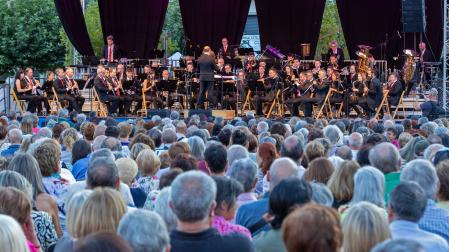 Una plaza del Castillo llena de espectadores siguió el concierto de La Pamplonesa con motivo del 602º aniversario del Privilegio de la Unión