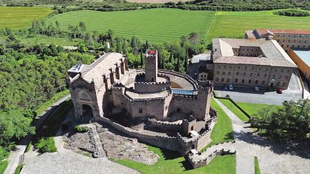 El castillo y la basílica y a la derecha, las instalaciones del centro de espiritualidad y comunidad /