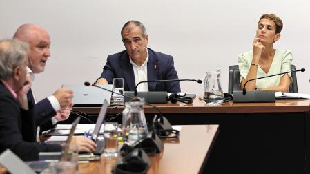 La presidenta María Chivite y el consejero Óscar Chivite escuchan a Javier Esparza, de UPN, el 30 de junio, durante su comparecencia en el Parlamento tras conocerse el informe de la UCO