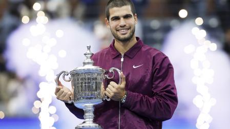 Carlos Alcaraz sujeta el trofeo que le acredita como vencedor del US Open tras derrotar a Sinner en la final /