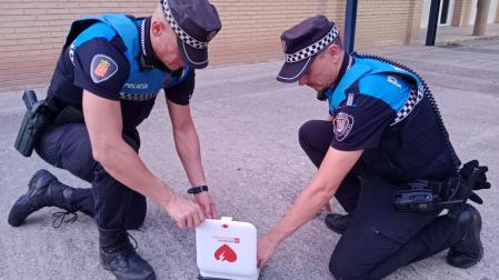 Imagen de dos agentes de la Policía Local de Tudela realizado una reanimación