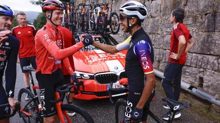 El colombiano Egan Bernal (dcha.) es felicitado por un compañero de equipo tras vencer la etapa de la Vuelta /