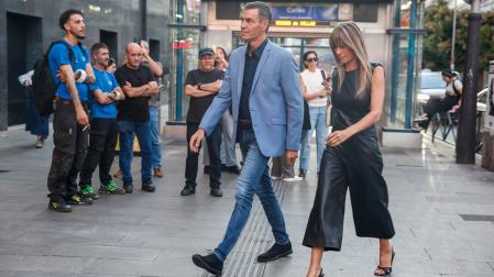 El presidente del Gobierno, Pedro Sánchez (c), y su mujer, Begoña Gómez (d)