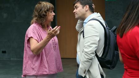 Ana Ollo conversa con Pablo Azcona, este jueves en el Parlamento de Navarra