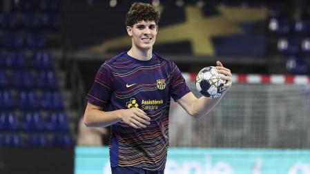 El sangüesino Adrián Sola Basterra, sonriente en el calentamiento previo al choque de Champions con el Barça/