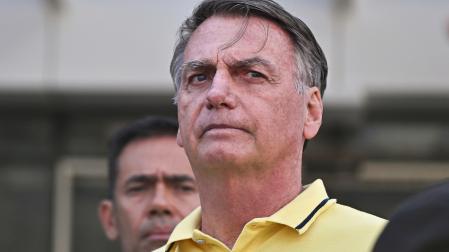 Imagen de agosto de 2025 del expresidente de Brasil Jair Bolsonaro saliendo del hospital DF Star, en Brasilia /