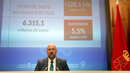 El consejero de Economía y Hacienda José Luis Arasti durante la rueda de prensa donde ha informado que el Gobierno de Navarra ha aprobado el techo de gasto no financiero para los Presupuestos Generales de 2026