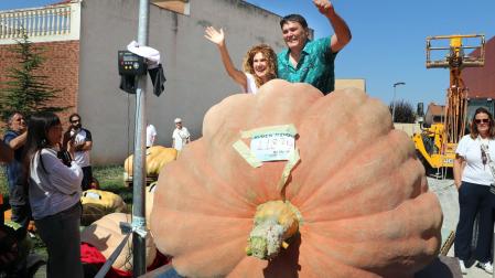 El valtierrano Rubén Mendi y su mujer Anabel Vicente posan con la calabaza con la que lograron el récord de España (1.187 kilos)