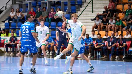 Iker Elola, primera línea llegado este verano desde Tolosa, ha debutado con Anaitasuna dejando buenas sensaciones