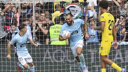 Borja Iglesias, del Celta de Vigo, celebra tras marcar de penalti contra el Girona