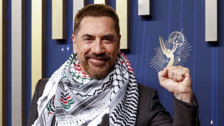 Javier Bardem posa con el puño cerrado y la kufiya, el emblemático pañuelo palestino, en la alfombra roja de los Premios Emmy
