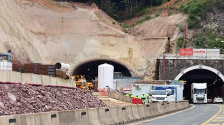 Camiones atraviesan el túnel de Belate, donde se señalizan las obras y las empresas que la están realizando /