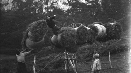 Imagen de archivo del sistema de cable utilizado en el valle de Araitz para el transporte de hierba de las Malloas.