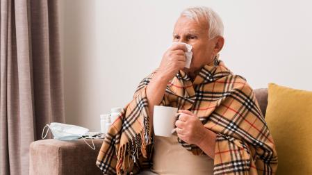 Una persona mayor, con gripe