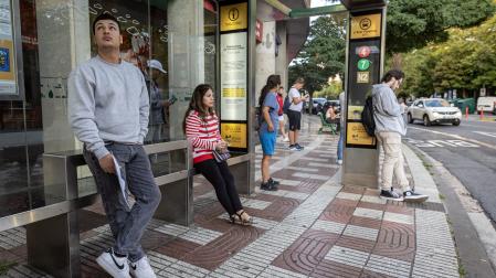 Varias personas esperan la villavesa, en una parada en el límite entre Pamplona y Barañáin, este 17 de septiembre a las 8 de la mañana.