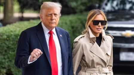 Donald Trump y su esposa, Melania, antes de tomar el vuelo hacia el Reino Unido