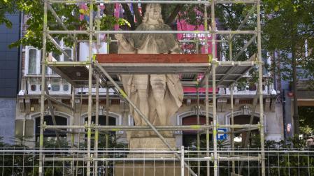 Comienzan los trabajos de restauración de las estatuas de los reyes del Paseo Sarasate.
*L: Paseo Sarasate., Pamplona.