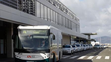 Una villavesa y varios taxis, en el exterior del aeropuerto de Noáin