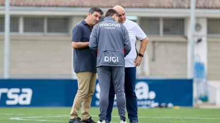 Braulio, Lisci y 'Cata' charlan sobre el césped de Tajonar