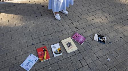 Fotos de los alumnos de 1º de Bachillerato del colegio San Ignacio (Jesuitas) leyendo al aire libre