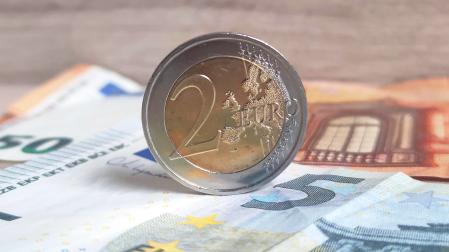 Cara común de la moneda de 2 euros con el mapa del continente europeo