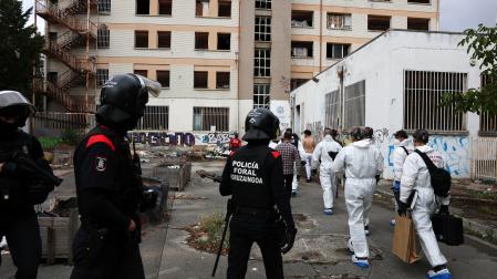 Despliegue este domingo por la tarde de la Policía Científica y del Grupo Intervención de la Policía Foral.en la antigua ikastola Jaso.