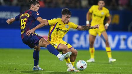 Andreas Christensen pugna con Adrián Liso durante el choque de la Jornada 5 /q