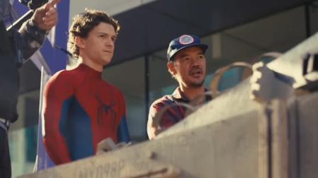 El actor Tom Holland atiende las indicaciones durante el rodaje de la película 'Spiderman: brand new day' /