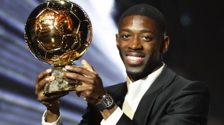 Ousmane Dembélé sostiene el Balón de Oro 2025 /
