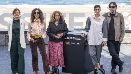 Los directores y guionistas Isaki Lacuesta y Elena Molina, la productora Alba Flores, y Lolita Flores y Rosario Flores, posan en la 73 edición del Festival Internacional de cine de San Sebastián, donde presentan 'Flores para Antonio'