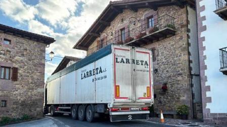 Un camión pasa por una estrecha calle de Arraitz ocasionando daños en los edificios /