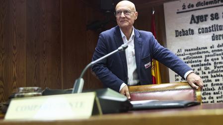 El exconsejero Bernardo Ciriza se dispone a tomar asiento en la sala en la que se reúne la comisión de investigación del Senado /