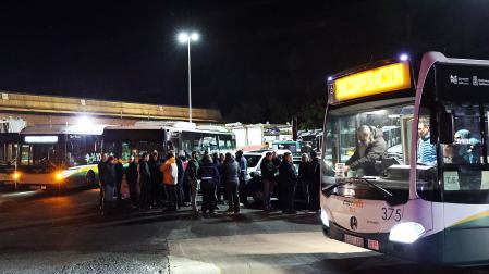 Trabajadores concentrados a las 6.15 de la mañana de este miércoles, 24 de septiembre, en  las cocheras de Ezkaba a la hora de inicio del servicio diurno /